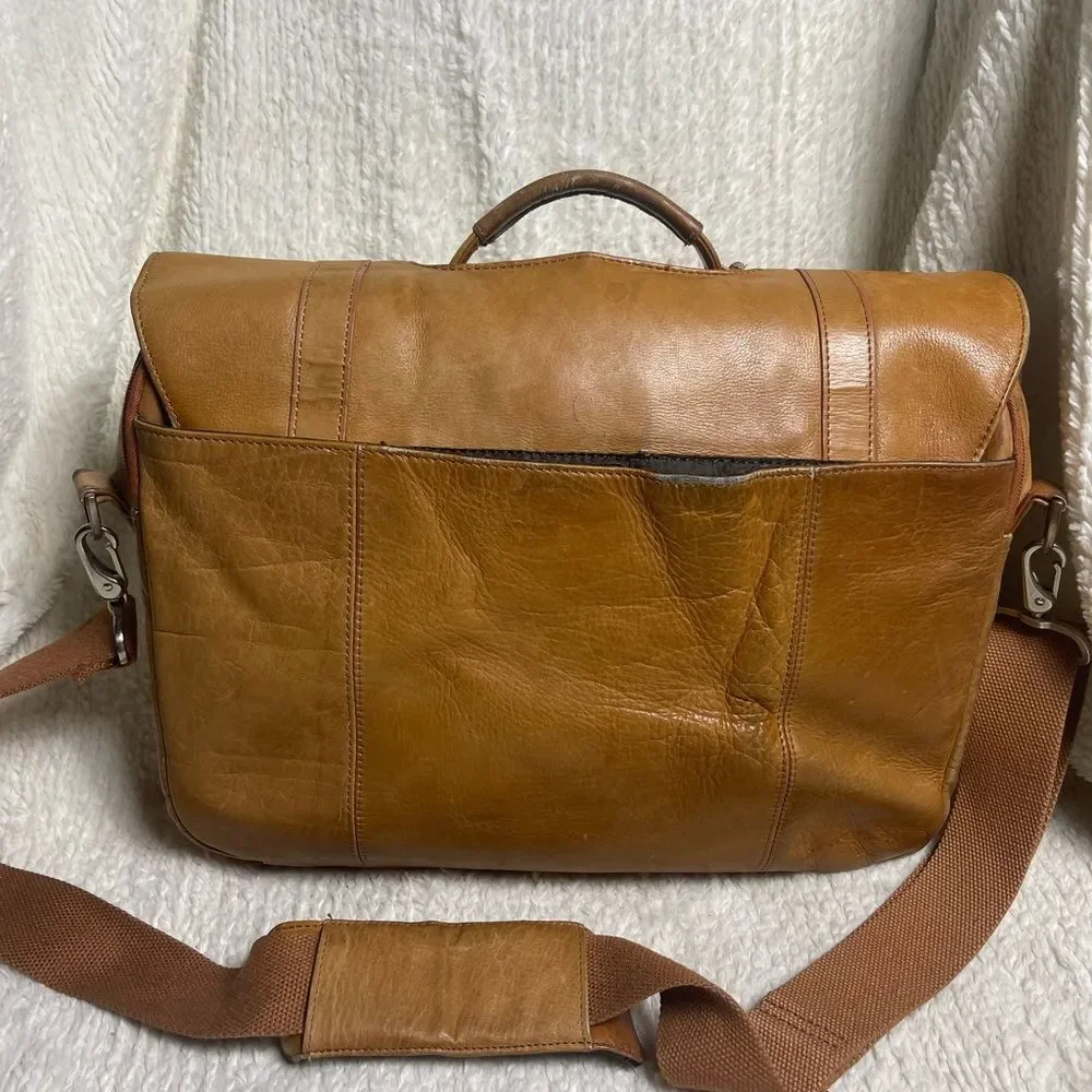 Kenneth Cole Reaction Leather tan Messenger / laptop Bag silver tone Hardwares.